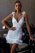 Robe courte en dentelle blanche Kaley avec fronces latérales et ourlet à volants superposés