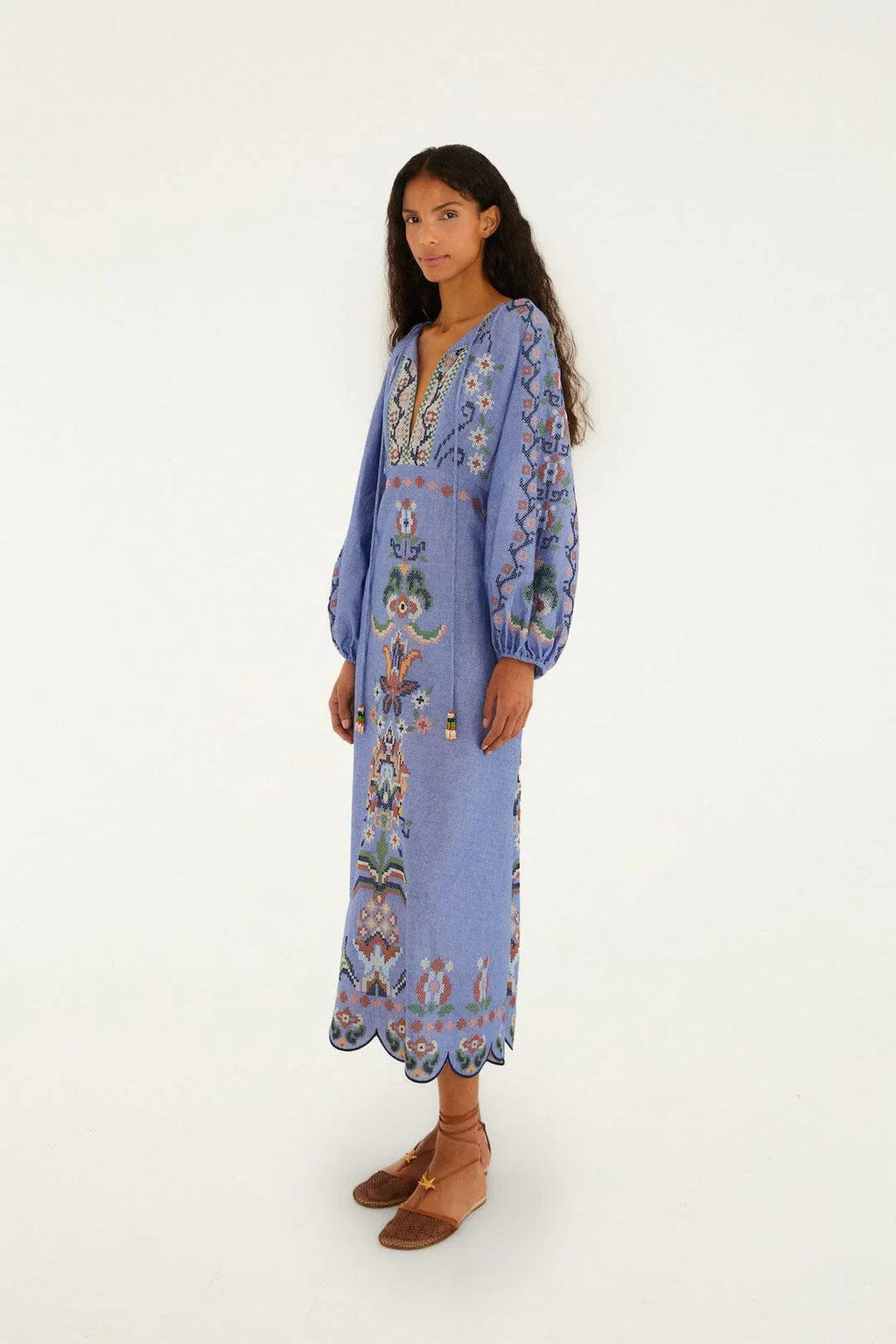 Robe midi à manches longues brodée motif tapisserie jardin bleu