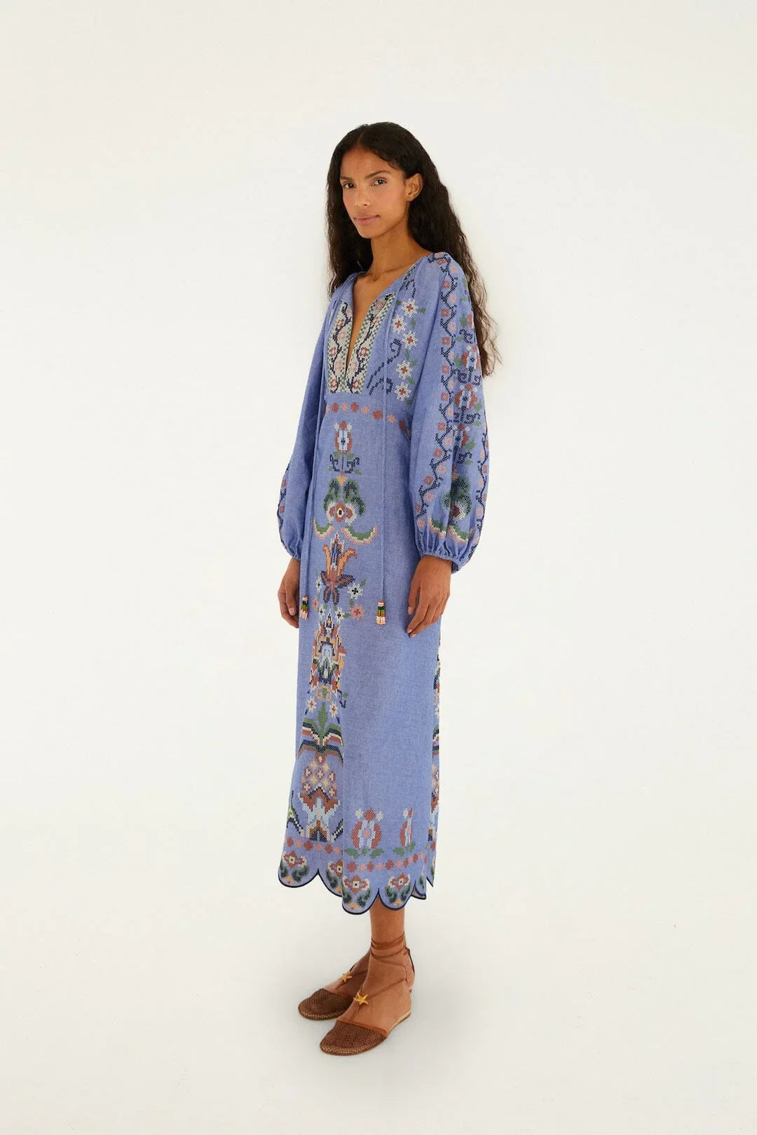 Robe midi à manches longues brodée motif tapisserie jardin bleu